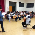 Hernández visita la escuela de música de verano en su gira
