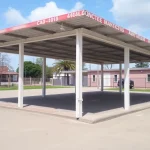 Alrededores del pabellón cubierto municipal en mal estado