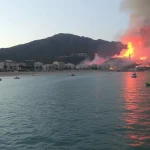 Incendio en playa de Burriana, Nerja, quema 40 kayaks y caseta