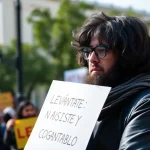 Levántate y asiste como público ante cada insulto que oigas