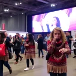 Ministra lleva mochila en evento oficial